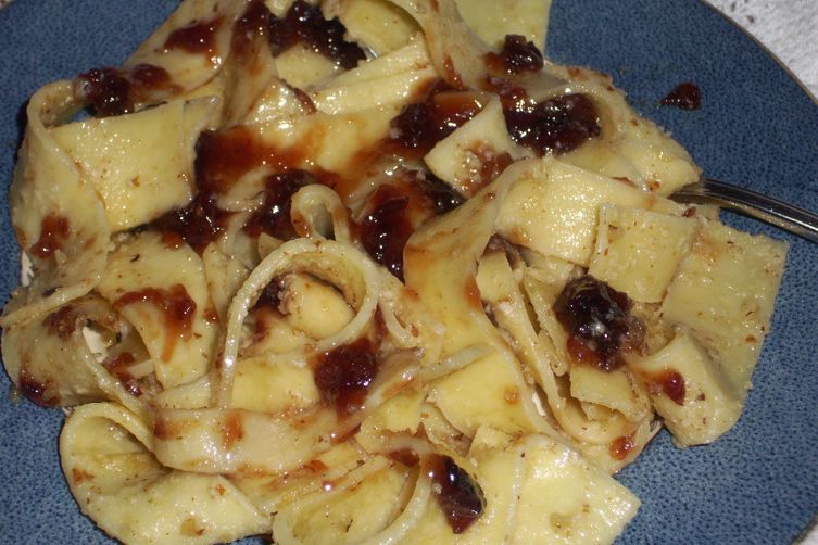 Noodles with walnuts and plum jam‏  (Rezanci s orahi)