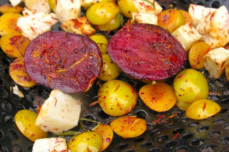 Sweet and sour grilled plums with grilled cheese: kebabs or a la carte