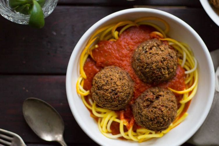 ZUCCHINI NOODLES WITH SPICY LENTIL BALLS