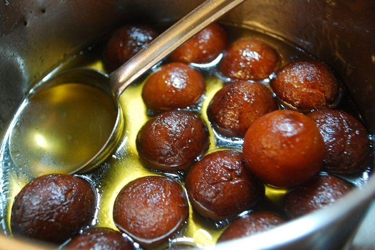 Gulab Jamun with Milk powder (Indian Pudding)