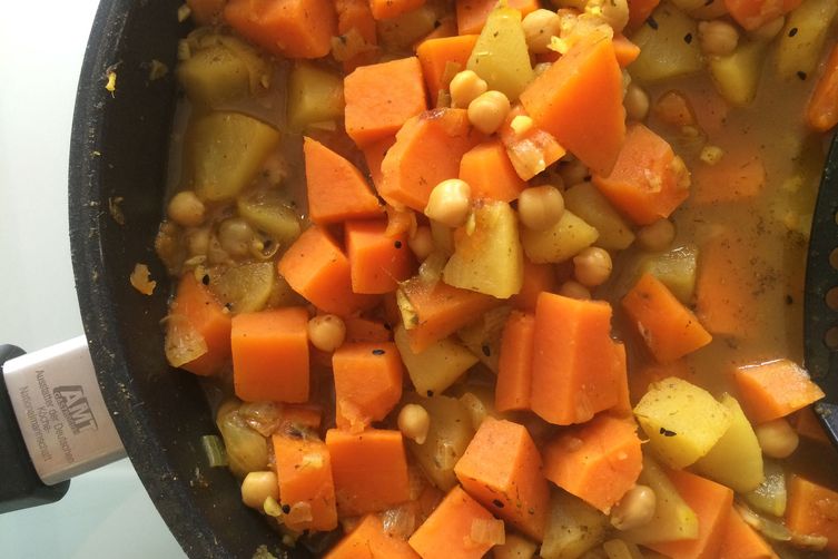 Comforting, Flavorful Sweet Potato Curry (with Apples and Chickpeas)