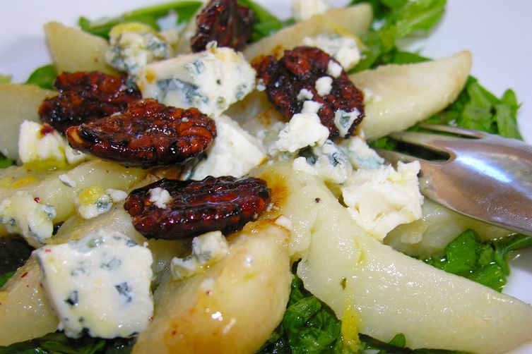 Pear salad with roasted pecans