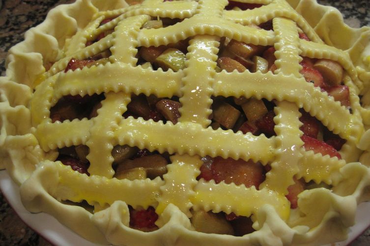 Rhubarb Strawberry Pie for a Potluck
