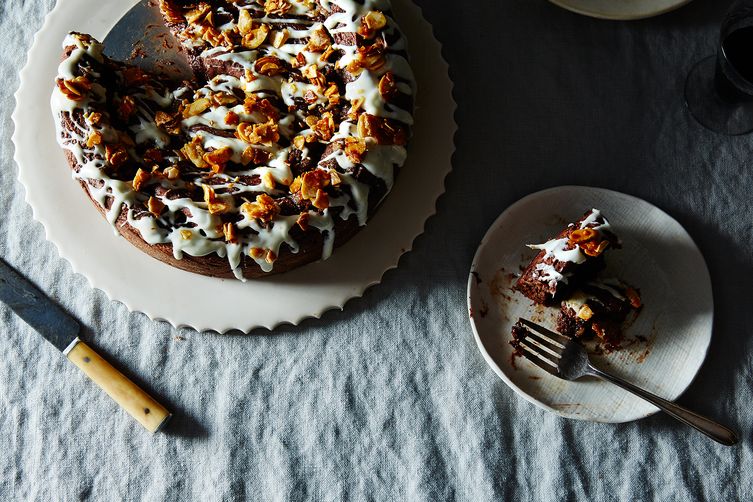 Chocolate-Almond Giant Cinnamon Bun Cake