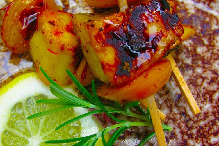 Sweet and sour grilled plums with grilled cheese: kebabs or a la carte