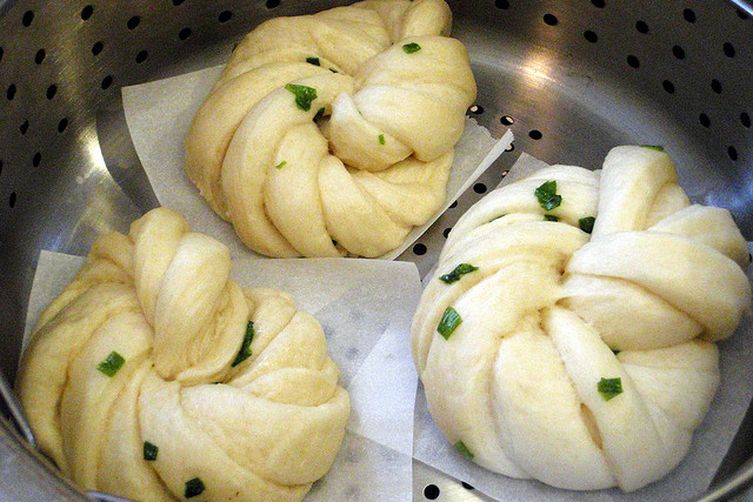 Hua Juan (Steamed Scallion Buns)