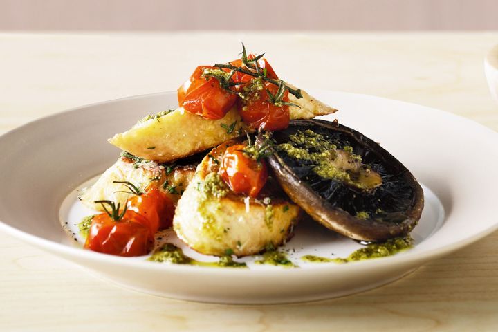 French toast with tomatoes, mushrooms and pesto