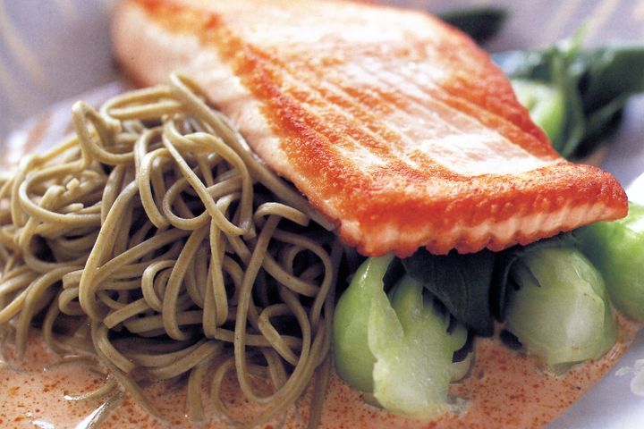 Green tea noodles with salmon and red curry sauce