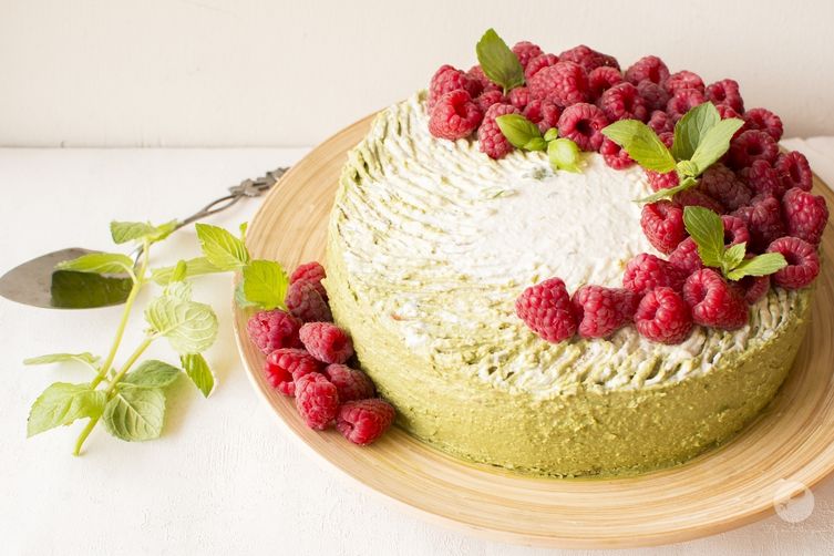 Matcha cake with coconut cream and raspberries
