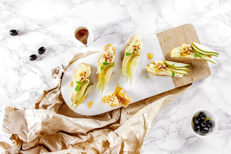 BRIE PEAR &amp; WALNUT BITES